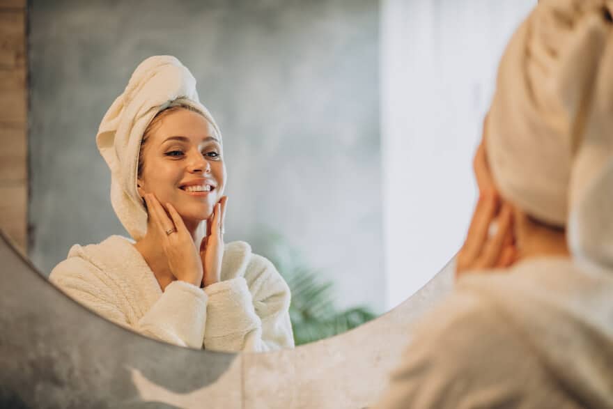 8 soins &amp; conseils pour lisser la peau du visage