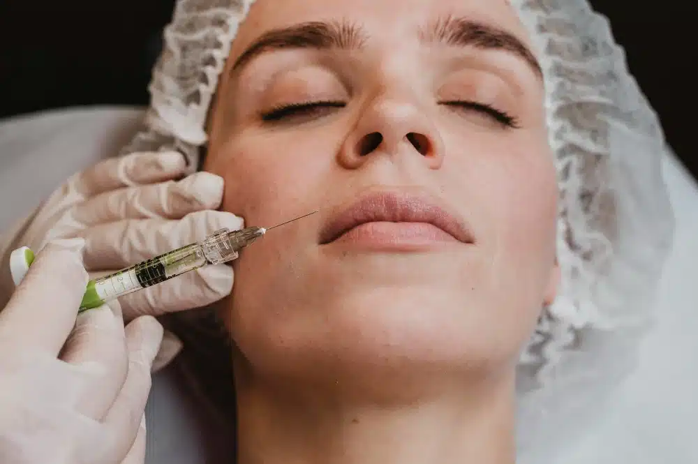 Comment le traitement à la toxine botulique permet-il de détendre les muscles du visage ?