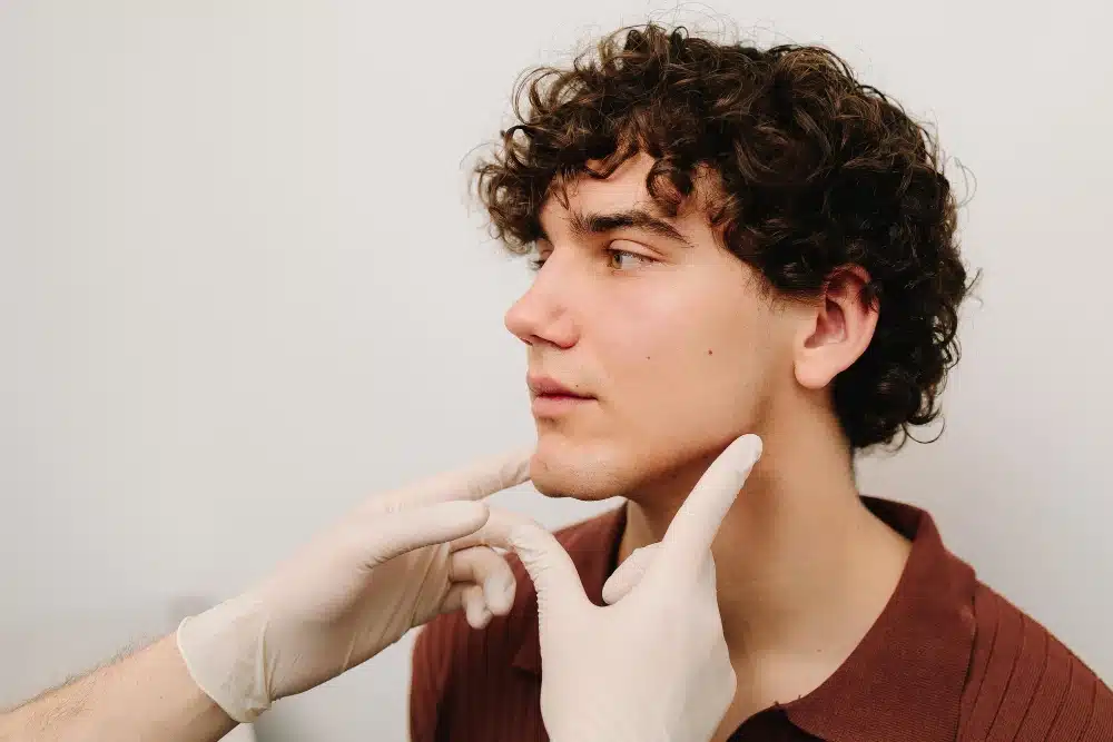 Jawline contouring chez l'homme : injections pour une mâchoire carrée
