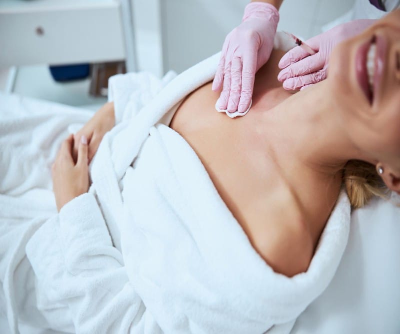 Soin esthétique du décolleté : raffermir et hydrater la peau