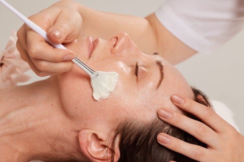 Diminuer les taches de soleil efficacement grâce au peeling chimique