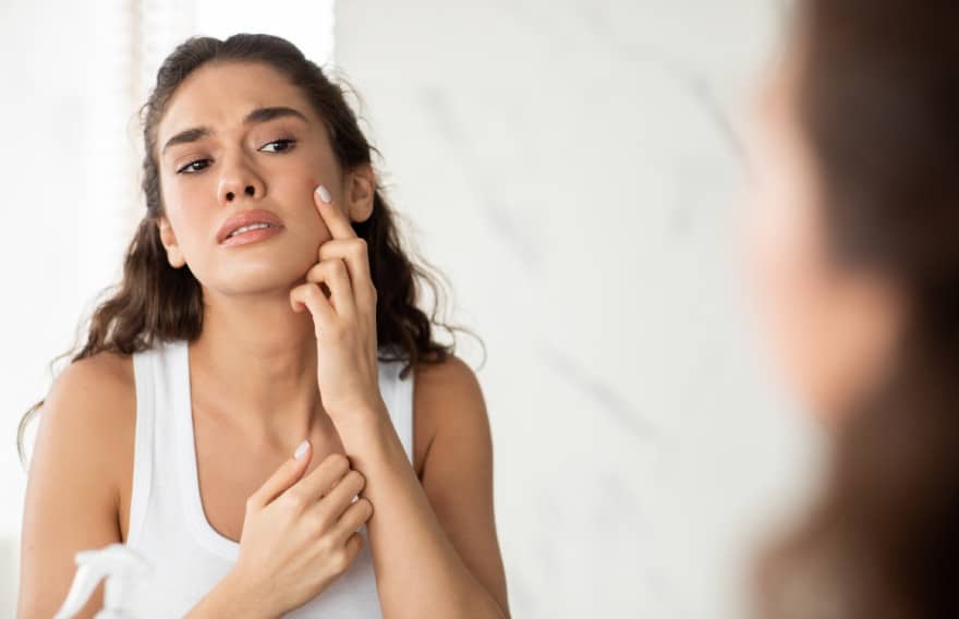 Peau qui pèle au visage : symptômes, causes et traitements