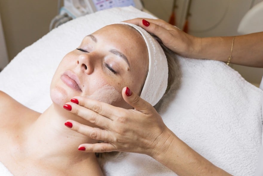 Peeling visage pour l'acné : types, résultats et bénéfices