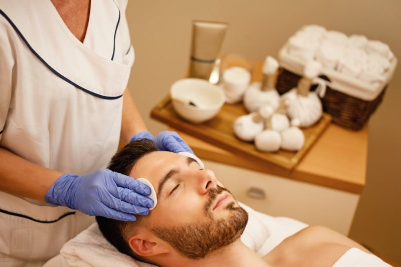 Traitements du visage pour homme : les soins en centre de médecine esthétique